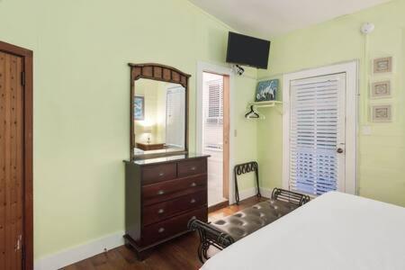 Curry House - Pool, King Bed & Balcony! Room 7 Key West Exterior photo